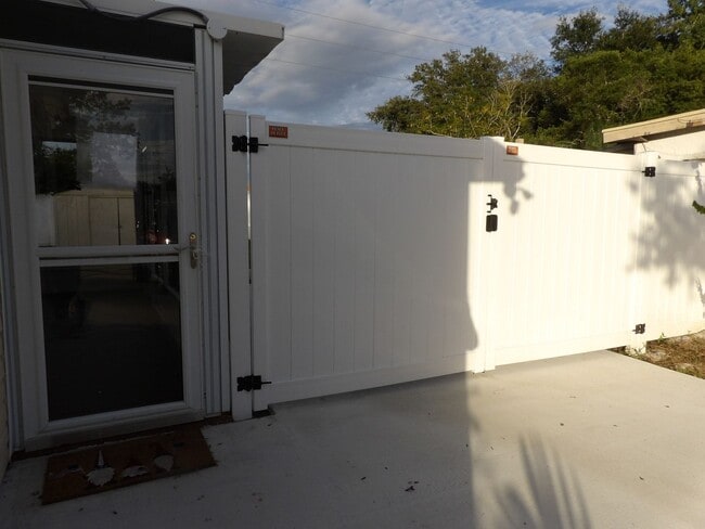 Building Photo - Cute 2 Bedroom 1 Bath with huge Screen Porch * Call Sheila M at 386-804-6675