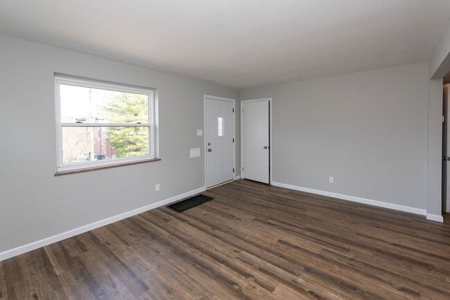 Building Photo - COVEDALE - 3+ bedroom brick cape cod  with one garage built in garage