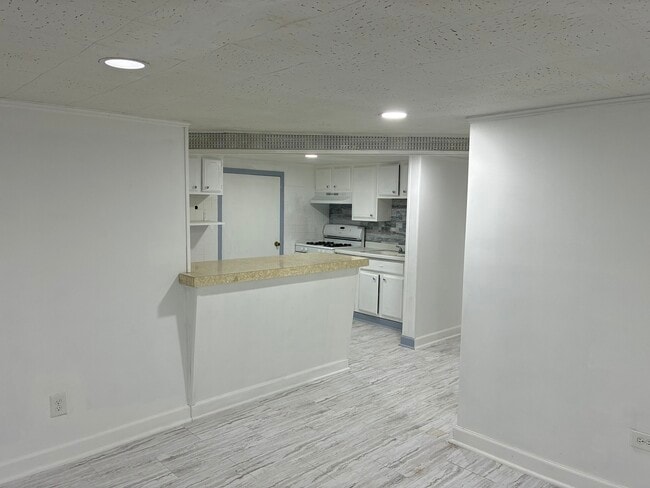 Building Photo - 6246 N Oakley Ave