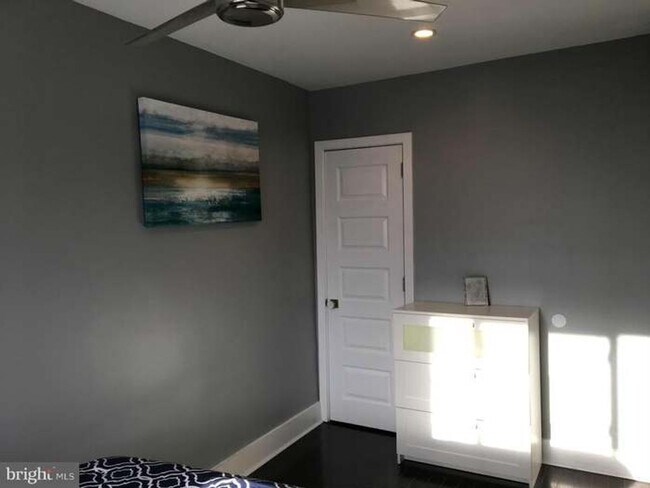 Building Photo - Spacious Townhome with Off Street Parking