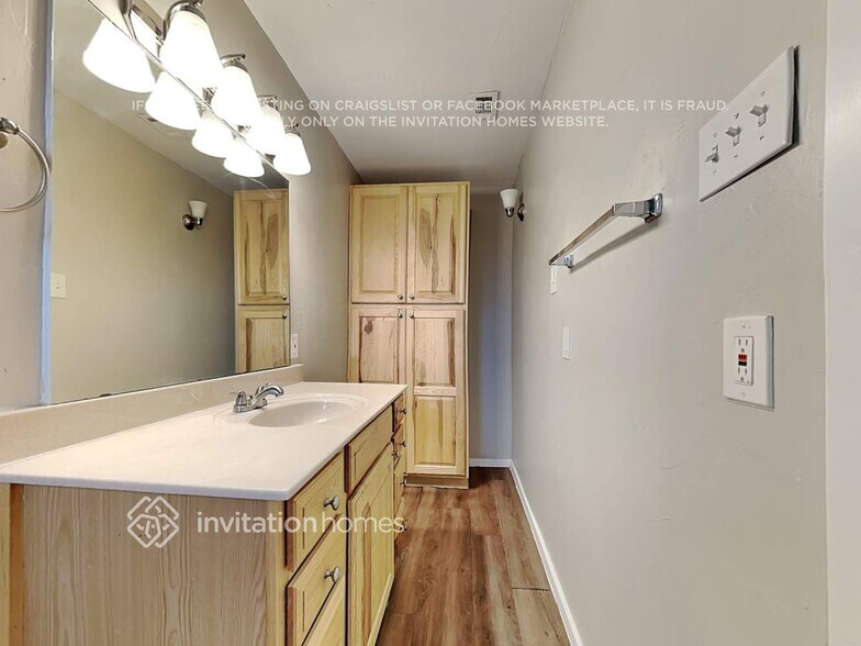 Building Photo - 1605 Comanche Trail