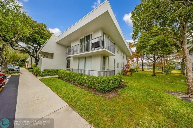 Building Photo - 4011 N Cypress Dr