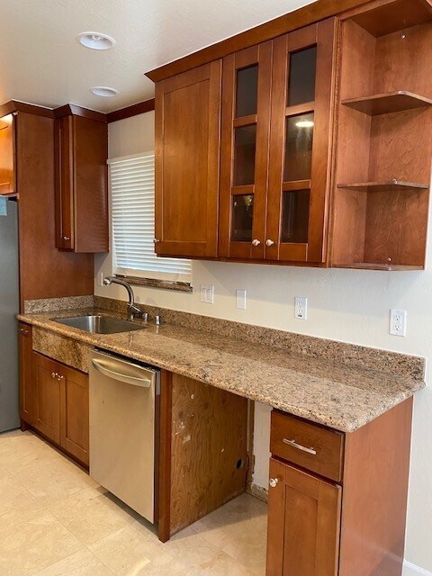 Microwave & dishwasher - 3586 Payne Ave