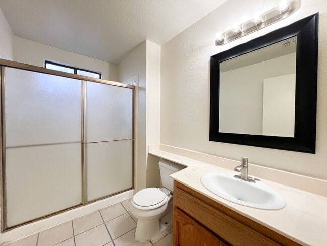 Building Photo - Newly Renovated 4 Bed, 3 Bath Home