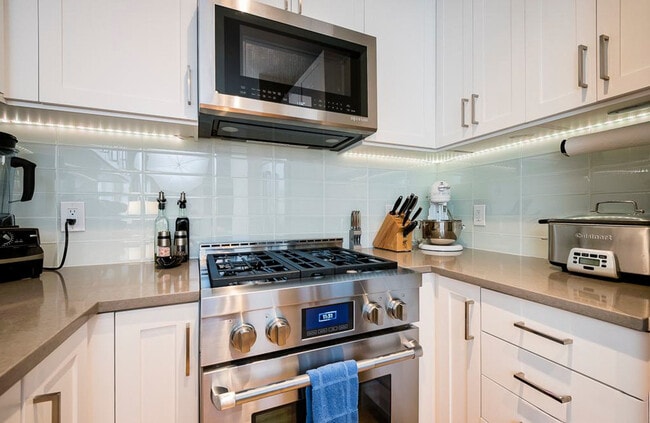 Building Photo - 616 D St SE