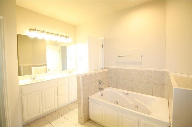 Building Photo - 756 Tuscany Way