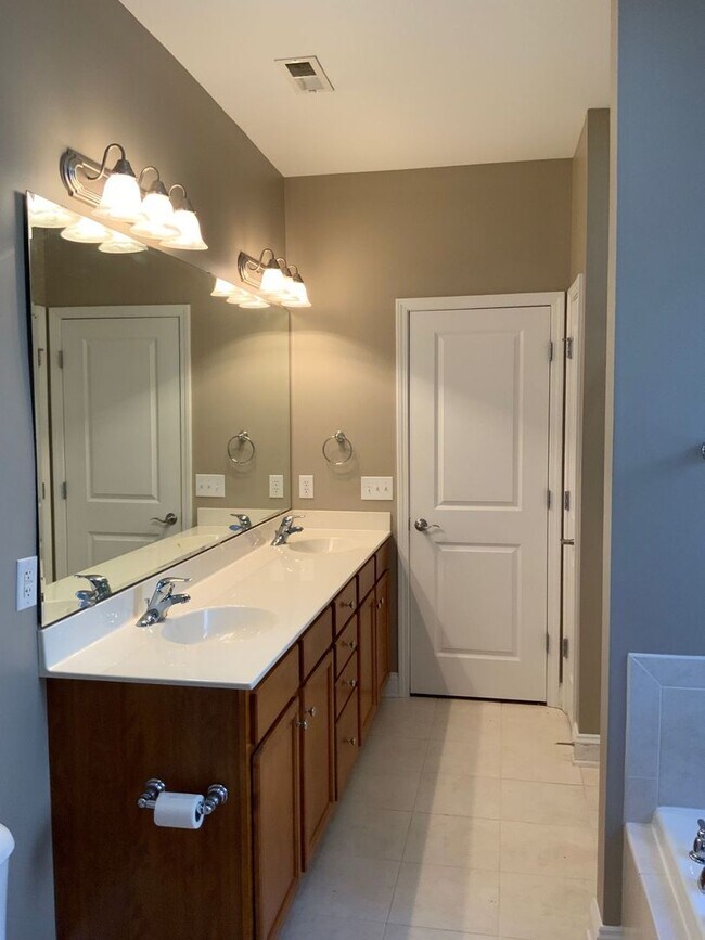 Building Photo - 223 Emerald Ridge Rd