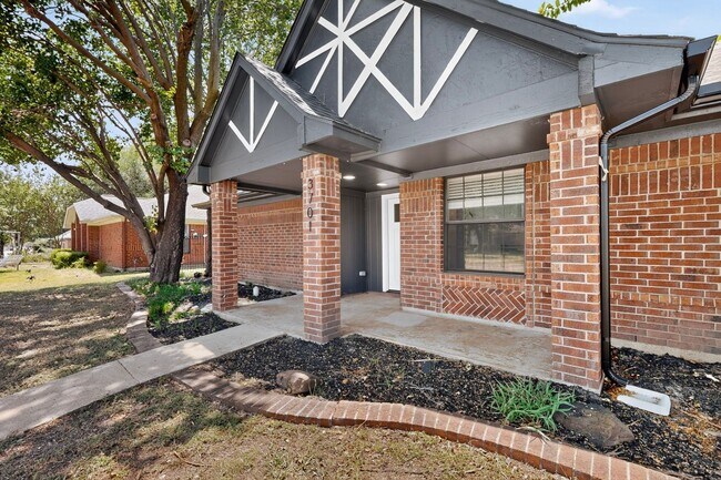 Building Photo - 3701 University Dr