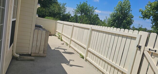Building Photo - 116 Ashgrove Ln