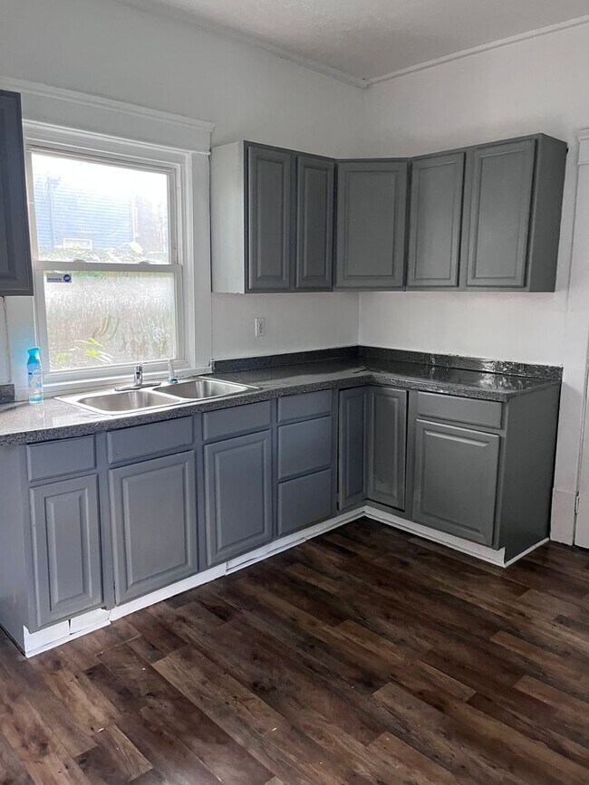 Building Photo - Classic Colonial Charm with Modern Comforts –  3 Bedroom Home!