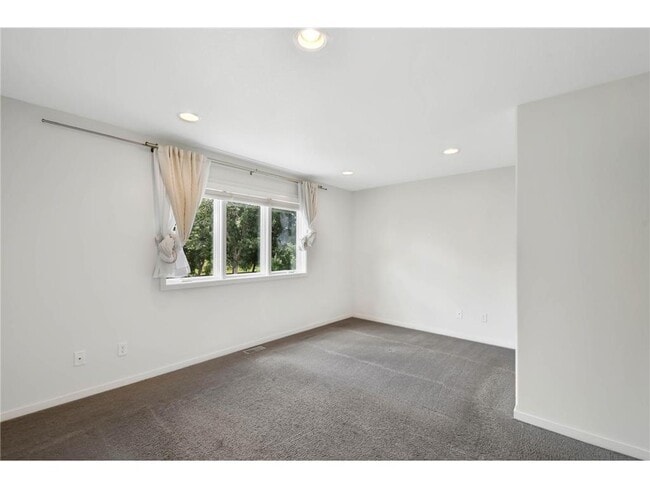 Building Photo - 154 Beaton Dr W