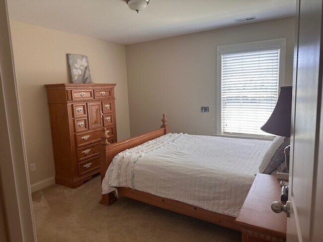 Building Photo - 4 Bedroom, 2.5 bath home in Mimosa Bay Com...