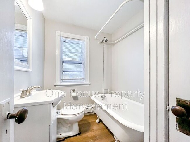 Building Photo - 638 1/2 Sixth Ave