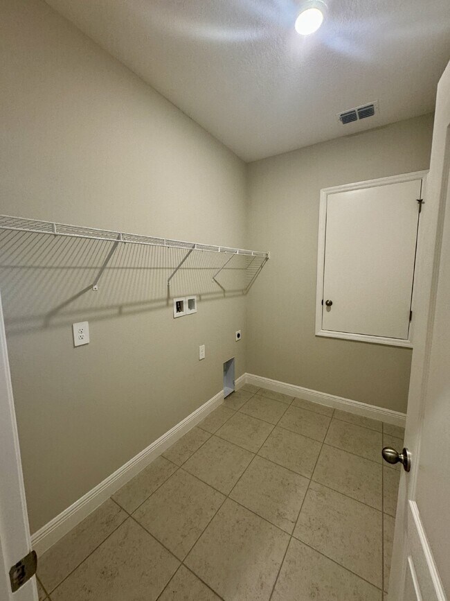 Building Photo - ***HALF OFF FIRST MONTH'S RENT FOR LEASE S...