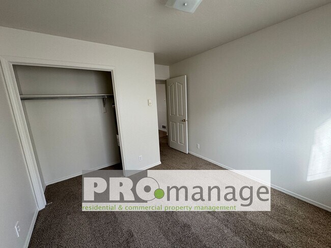 Building Photo - 3 Bed, 1 Bath Apartment w/ 1-Car Garage - Idaho Falls
