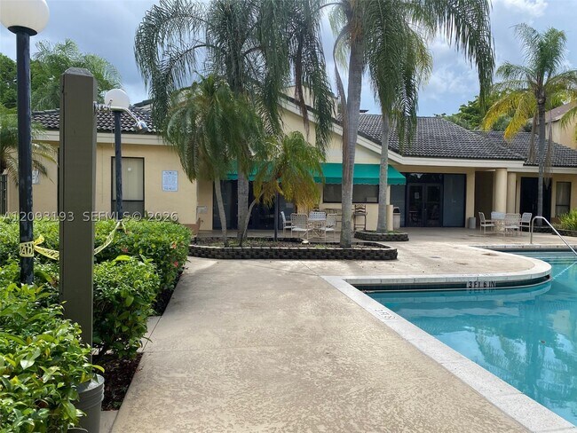 Building Photo - 9999 Summerbreeze Dr