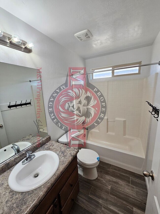 Building Photo - Great 5 Bed 2.5 Bath Home Newly Remodeled
