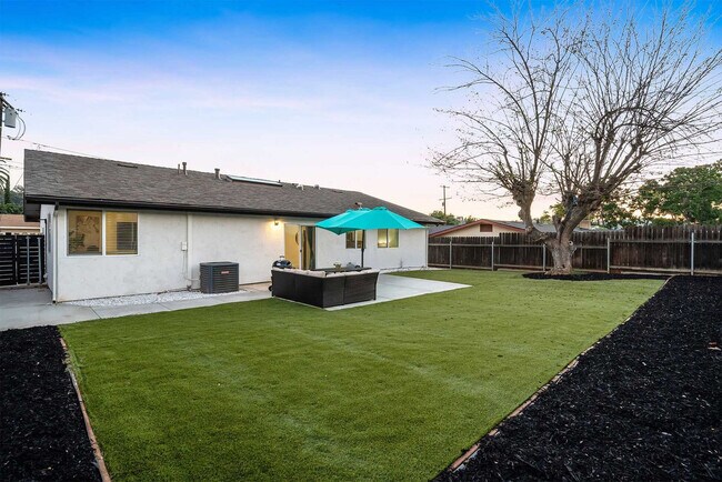 Building Photo - 1676 Raynell Way