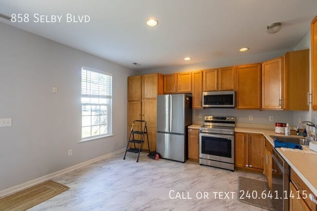 Building Photo - 858 Selby Blvd