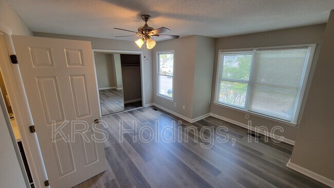 Building Photo - 5059 Avenida Del Sol Dr
