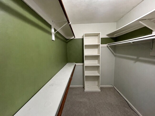 Building Photo - 913 Bernstein Ct