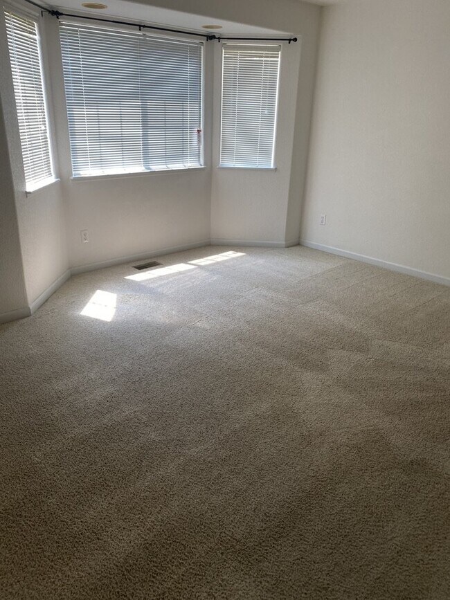 Building Photo - AVAILABLE SEPTEMBER! Charming Townhome in ...