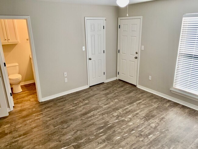 Building Photo - 2 Bed 2 Bath Duplex!