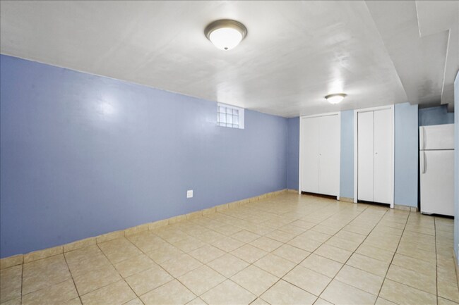 Building Photo - 7820 S Sawyer Ave