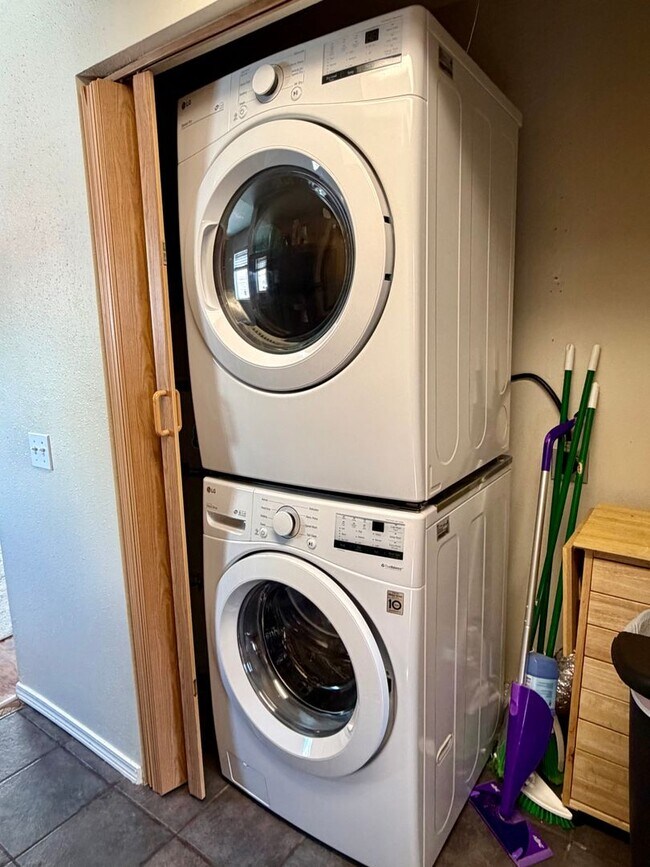 Building Photo - 2 Bedroom Townhouse with Carport