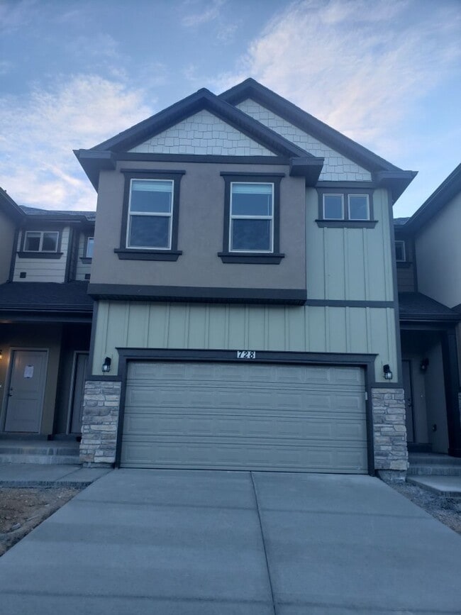 Building Photo - Chic 3 Bed 2.5 Bath Townhome in Spanish Fork!