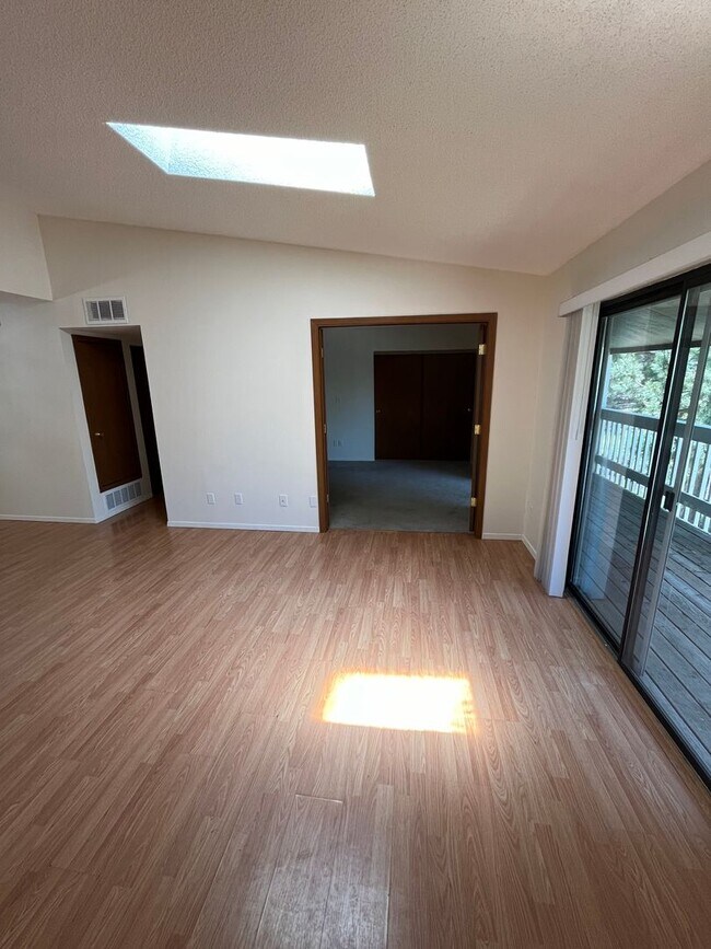 Building Photo - 3 Bed 2 Bath Updated Unit in Robinwood