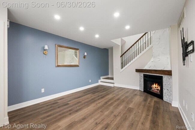 Building Photo - 38887 Country Cir