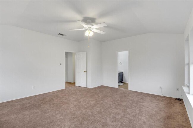 Building Photo - 910 Crieff Cross Dr