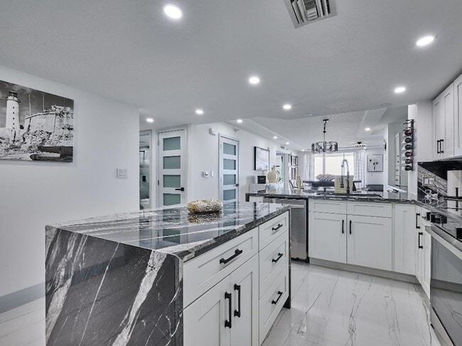 Building Photo - 5051 N Hwy A1A