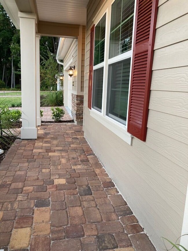 Building Photo - Comfortable 3 Bedroom Home With Great Outdoor Space