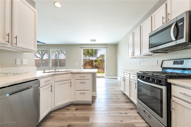 Building Photo - 10667 Mann St