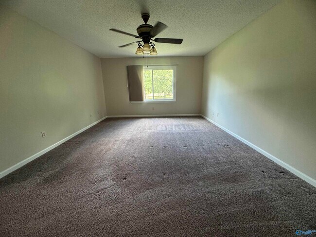 Building Photo - 915 Highland Dr