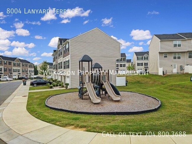 Building Photo - A Lovely 3BR/2.5BTH Transitional Townhome ...