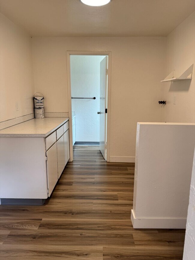 Building Photo - Updated 2 bedroom 1 1/2 bath duplex in Springfield!