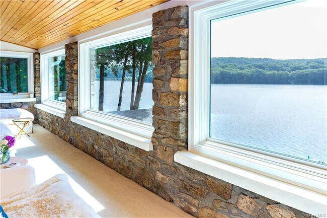 Building Photo - 114 Lakeview Dr