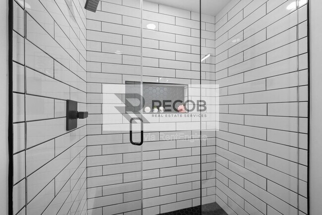 Building Photo - 1638 Elm Ave