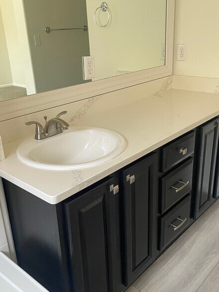 Main bathroom - 8419 Stonybridge Cir
