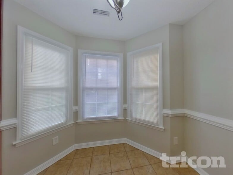 Building Photo - 4901 Farmview Dr