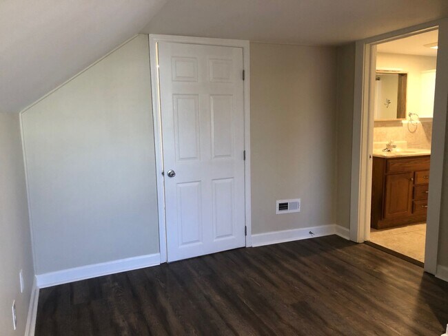 Building Photo - Four bedroom, 2 bath house in Burlington