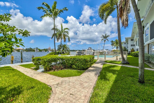 Building Photo - 2727 Yacht Club Blvd