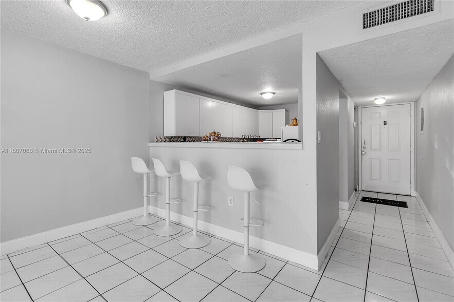 Building Photo - 10000 NW 80th Ct