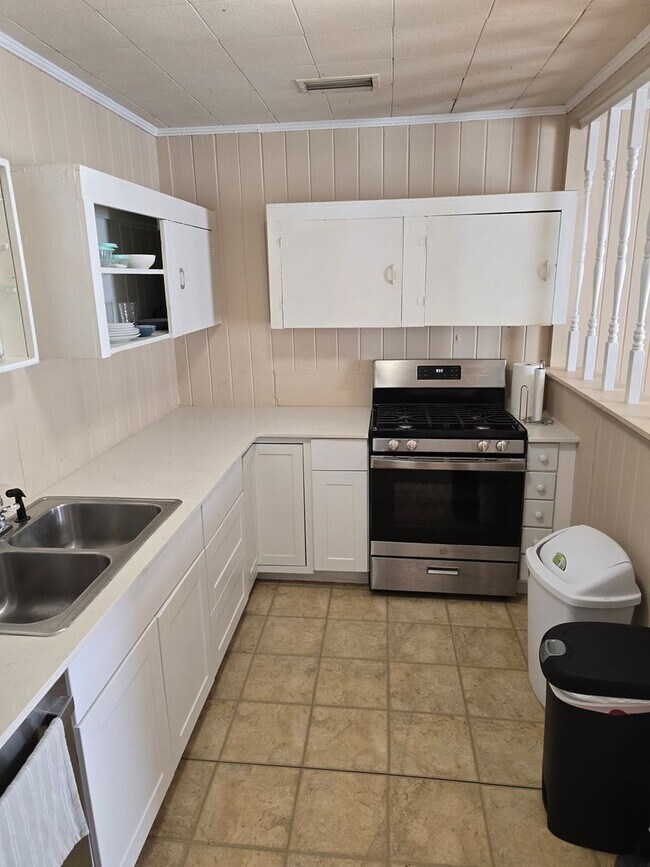 Building Photo - Midtown Charmer- Price reduced.  Call to see house today!!