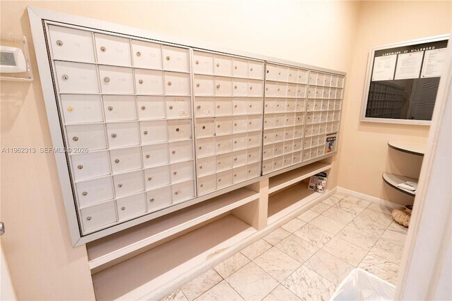 Building Photo - 1021 Hillsboro Mile Unit 204