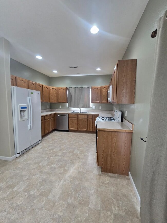 Building Photo - Amazing 4 bed/3 bath home