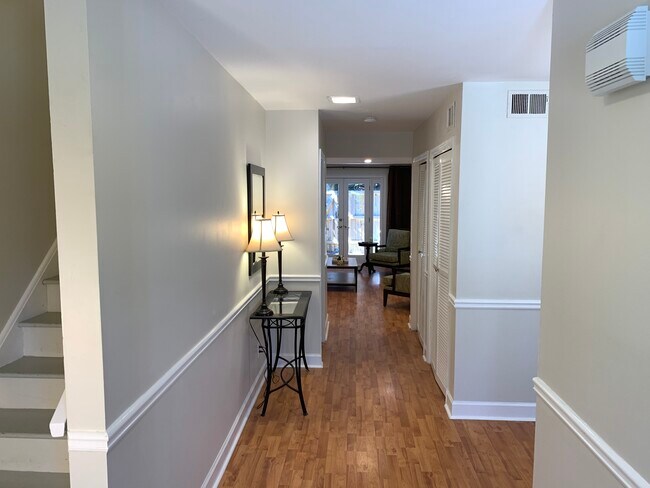 Building Photo - 15 Ivy Rdg NE